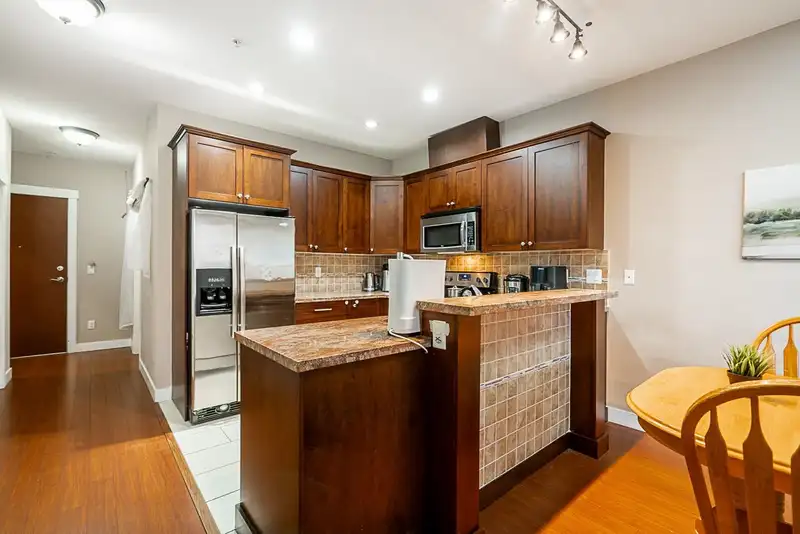 405 14333 104 AVENUE - photo 4 of 31