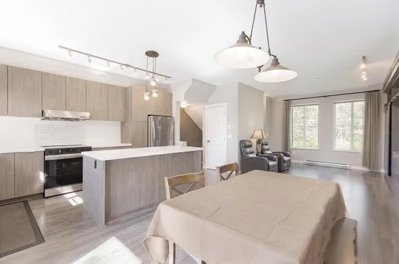 2 10735 84 AVENUE - photo 3 of 24