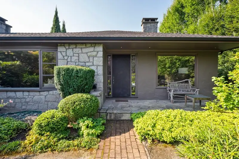 2533 WALLACE CRESCENT - photo 1 of 40