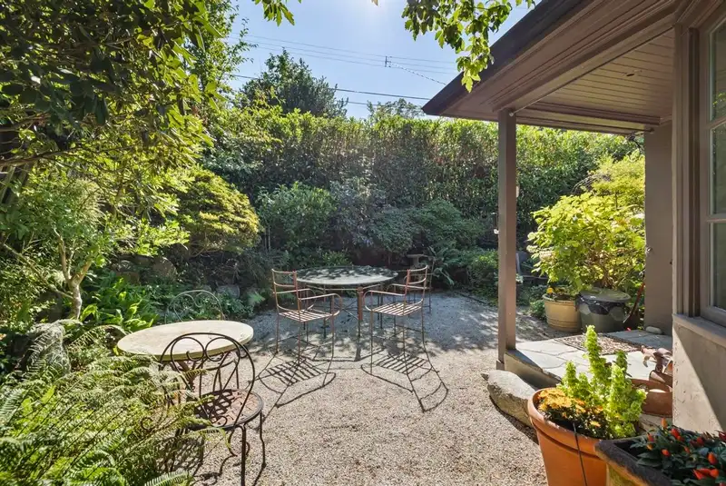 2533 WALLACE CRESCENT - photo 3 of 40