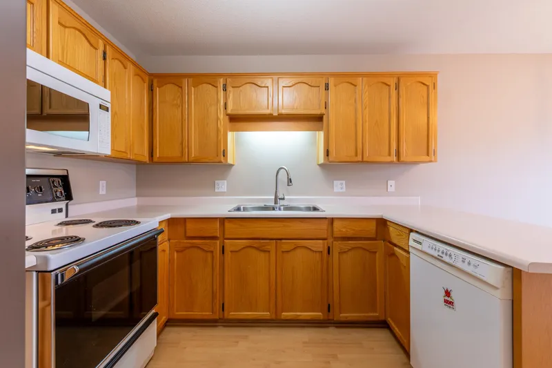 4 3380 GLADWIN ROAD - photo 4 of 25