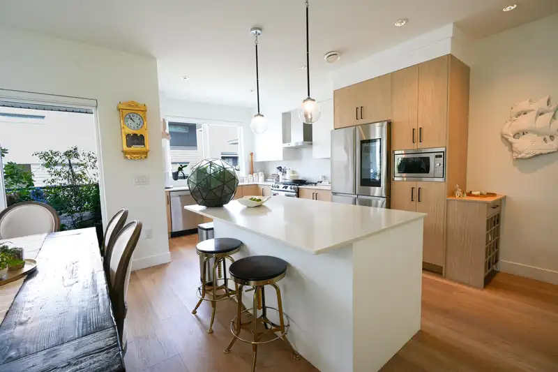38 12585 104A AVENUE - photo 4 of 24