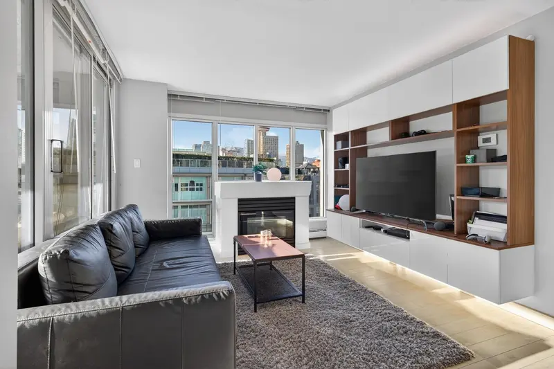 1201 183 KEEFER PLACE - photo 1 of 25