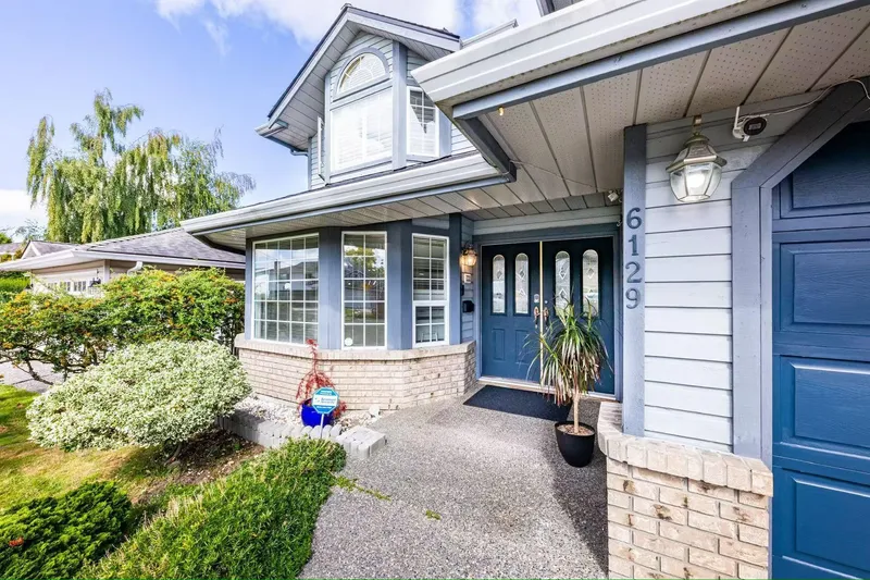 6129 49 AVENUE - photo 2 of 25