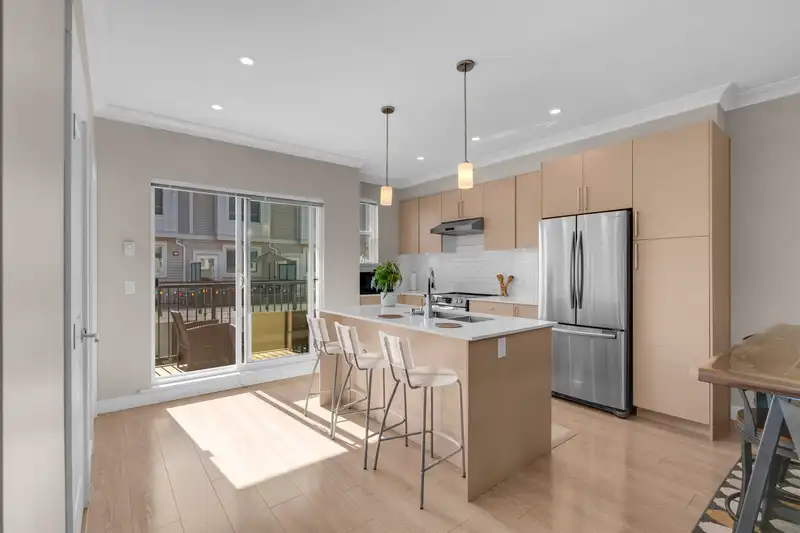 1 12073 62 AVENUE - photo 3 of 38