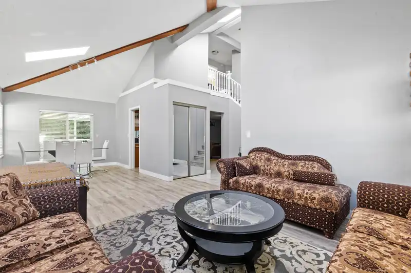 13278 98 AVENUE - photo 4 of 26