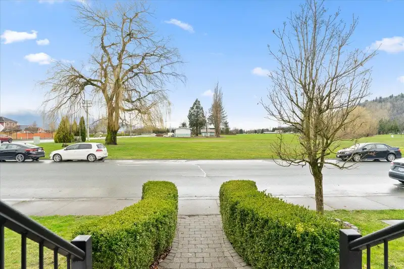 1510 MACKAY CRESCENT - photo 4 of 38