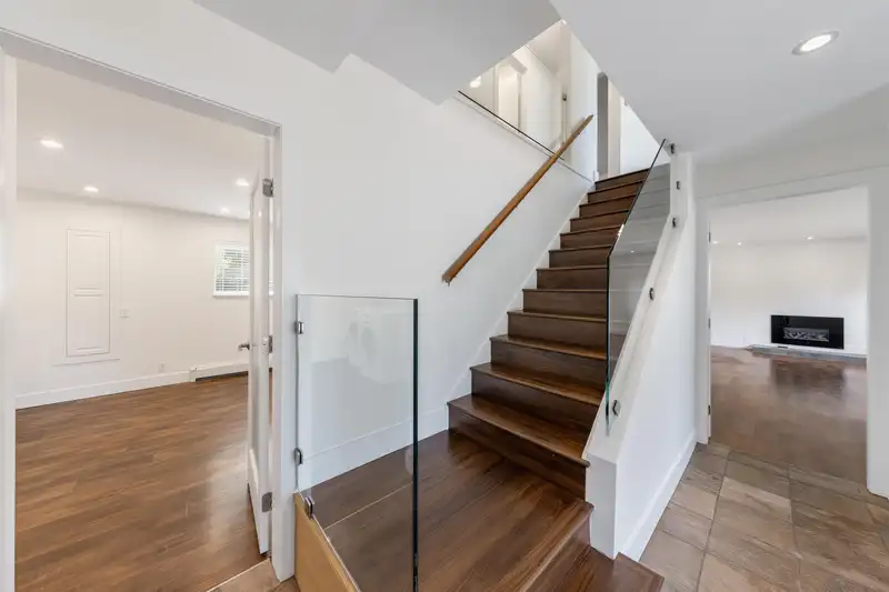 5372 5B AVENUE - photo 4 of 39