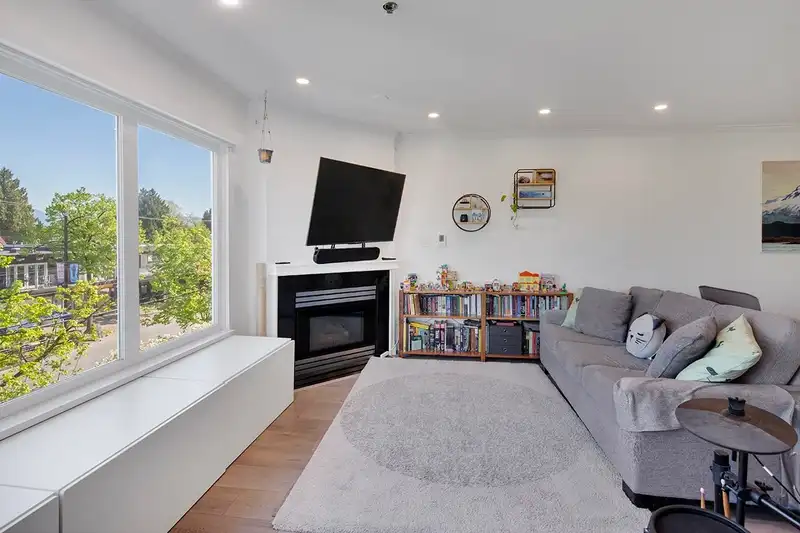 207 3280 W BROADWAY - photo 2 of 28