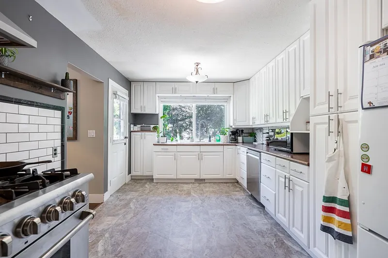 17223 61B AVENUE - photo 3 of 25