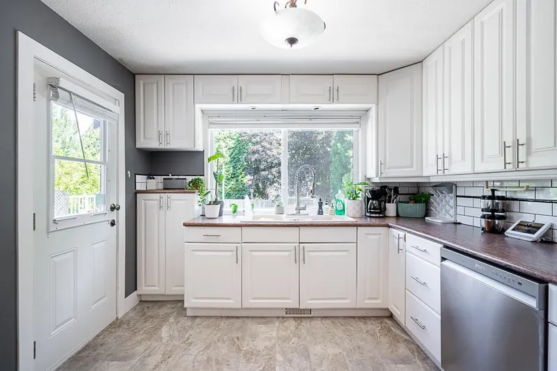 17223 61B AVENUE - photo 4 of 25