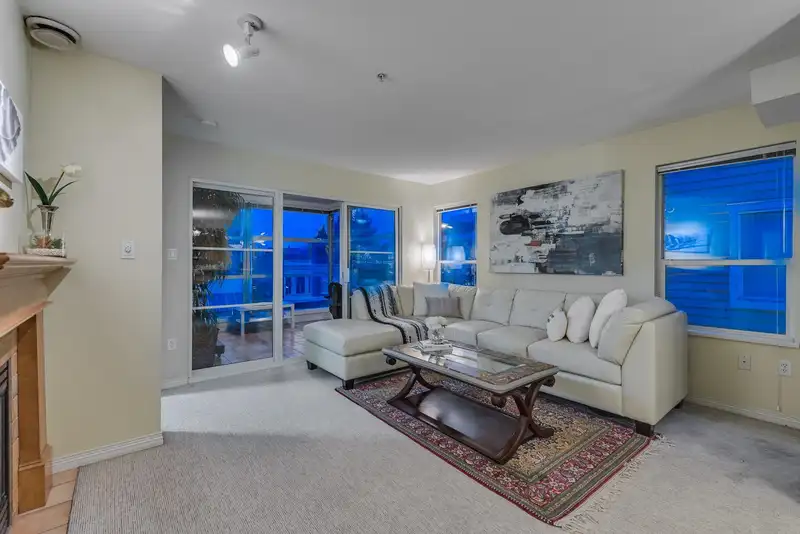 317 2929 W 4TH AVENUE - photo 4 of 21