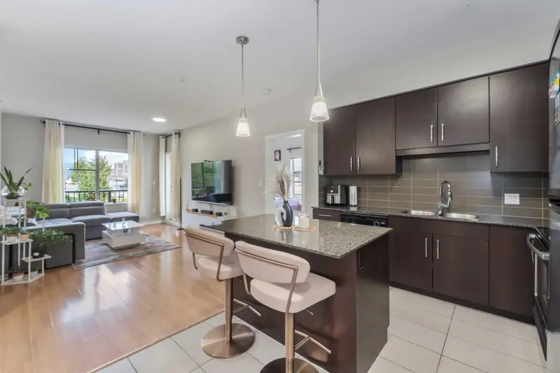 404 22290 NORTH AVENUE - photo 1 of 25