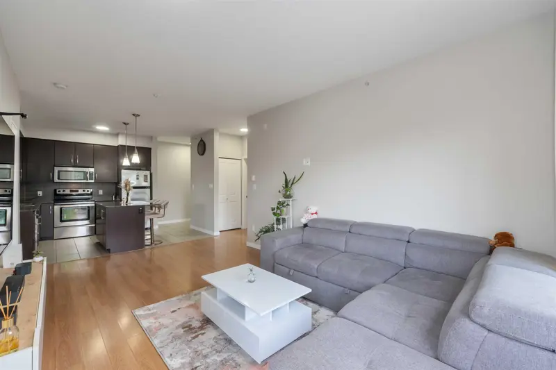 404 22290 NORTH AVENUE - photo 4 of 25