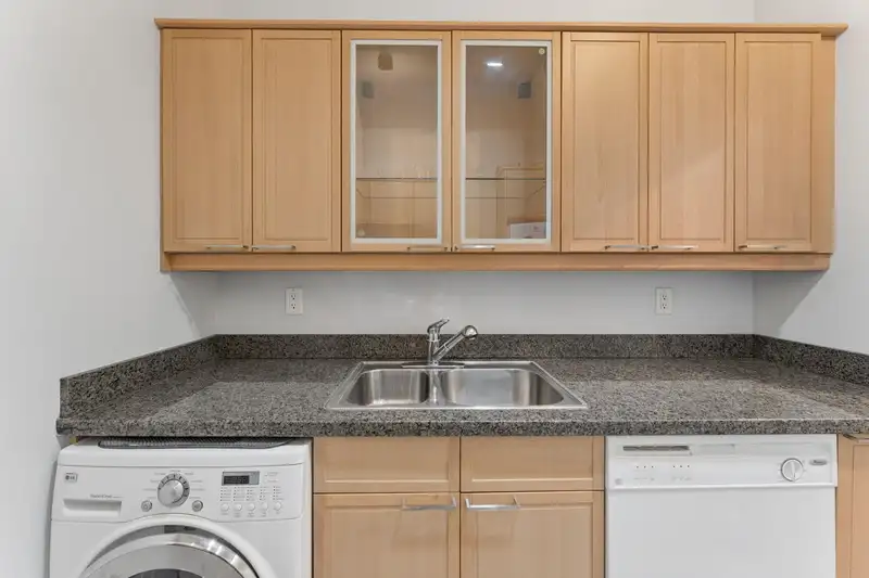 304 827 W 16TH STREET - photo 2 of 18