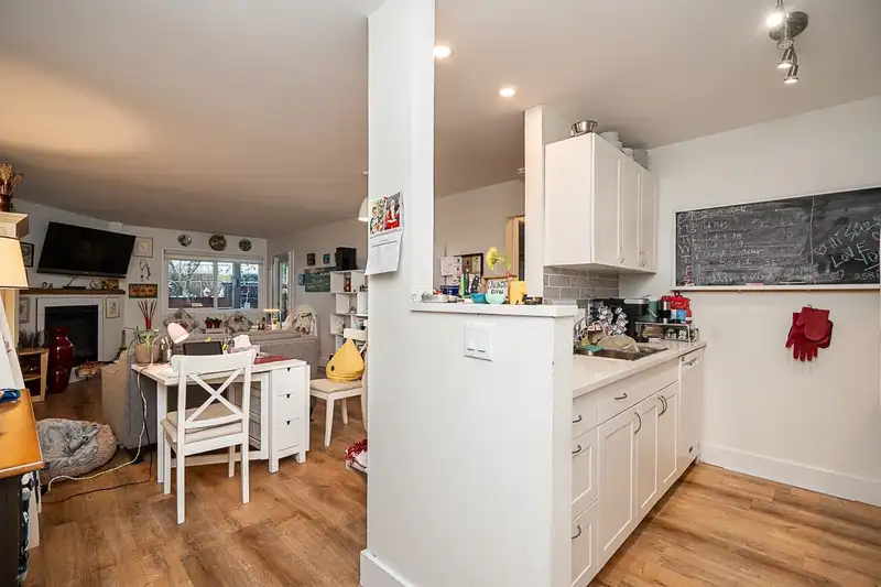 156 5421 10 AVENUE - photo 1 of 33