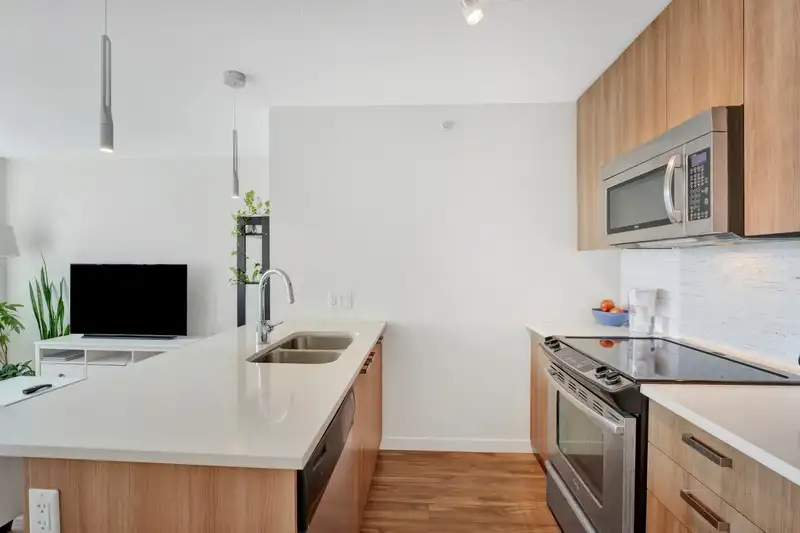 1808 13325 102A AVENUE - photo 4 of 31