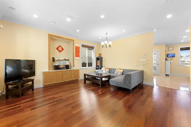 3333 E 28TH AVENUE - photo 3 of 23