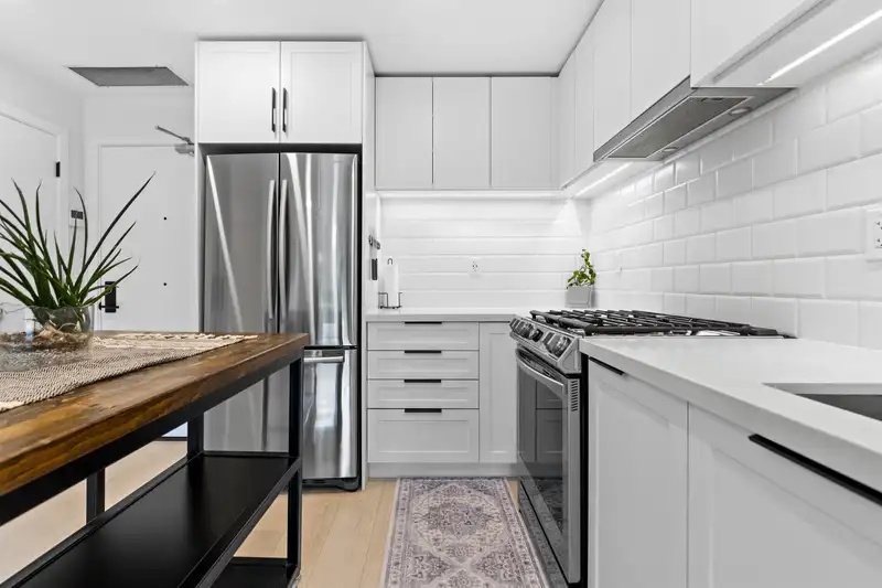 605 3018 ST GEORGE STREET - photo 4 of 40