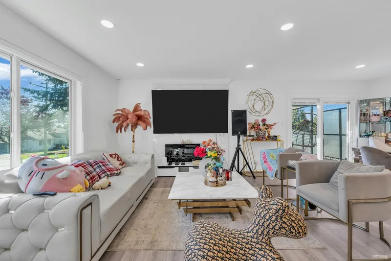 8025 BORDEN STREET - photo 3 of 25