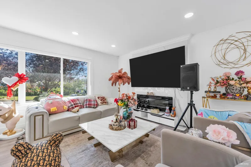 8025 BORDEN STREET - photo 4 of 25