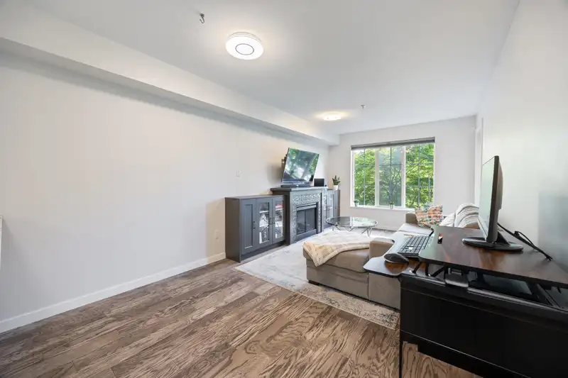 207 14877 100 AVENUE - photo 2 of 17