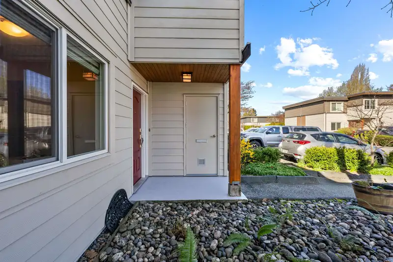 42 3151 SPRINGFIELD DRIVE - photo 2 of 31