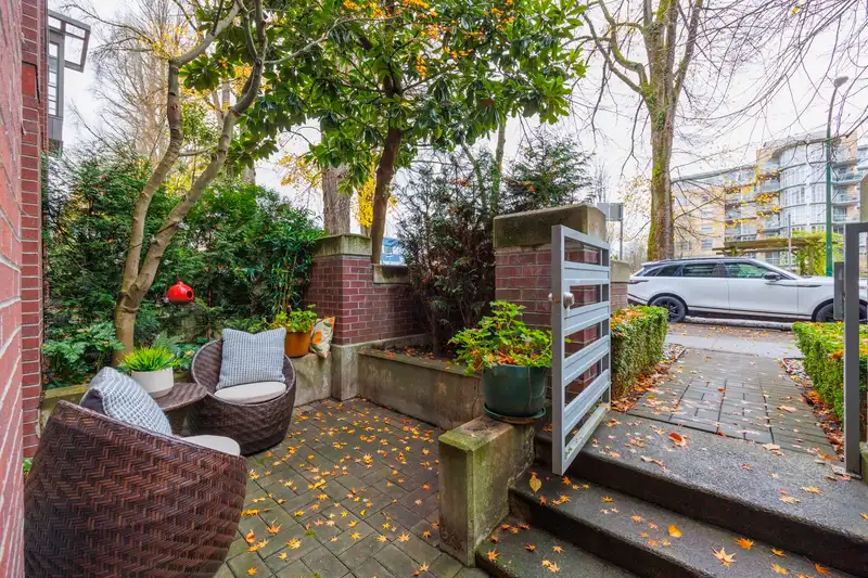 106 2137 W 10TH AVENUE - photo 2 of 15