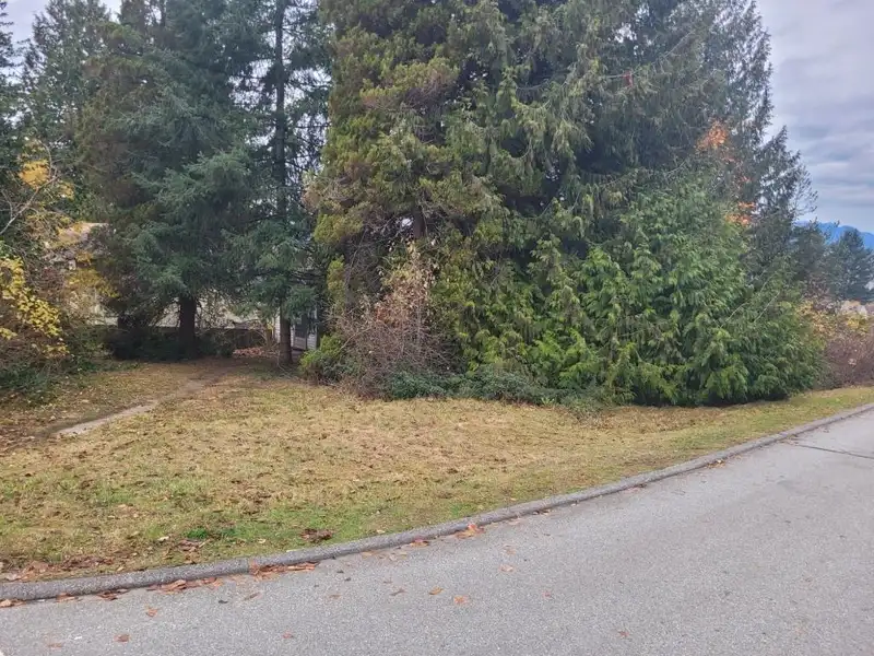 13691 113 AVENUE - photo 2 of 6