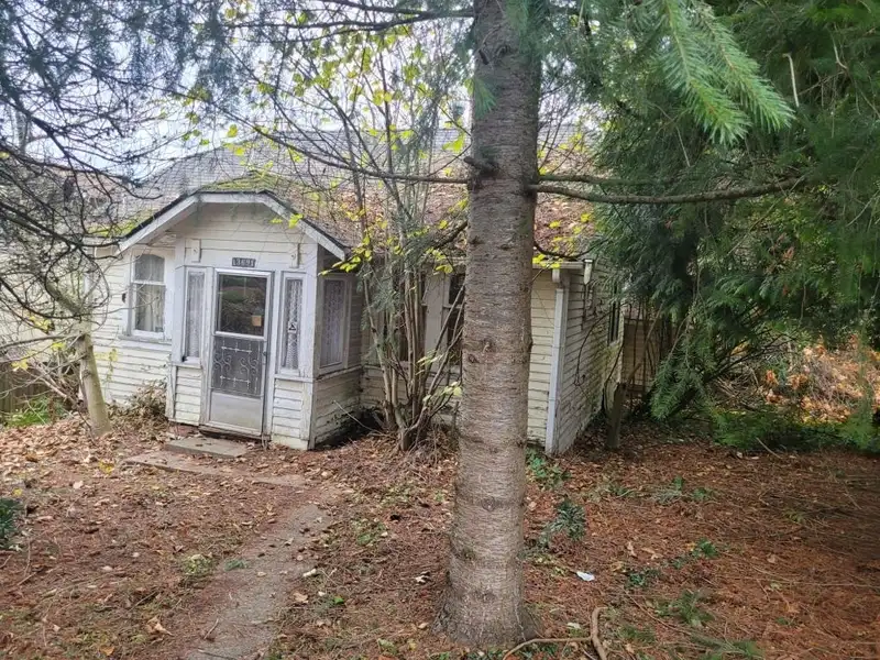 13691 113 AVENUE - photo 4 of 6