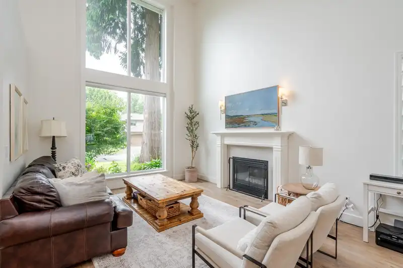 16125 108A AVENUE - photo 4 of 40