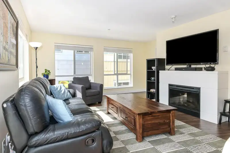 205 15775 CROYDON DRIVE - photo 4 of 31