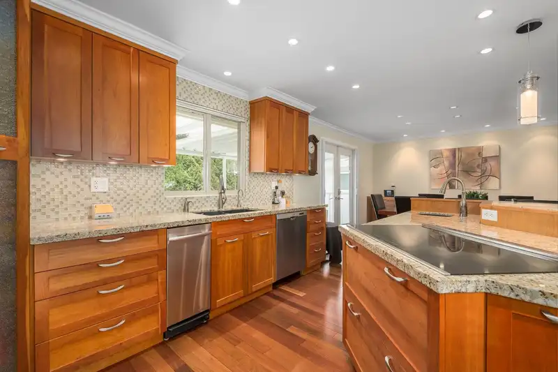 116 E SEVENTH AVENUE - photo 3 of 37