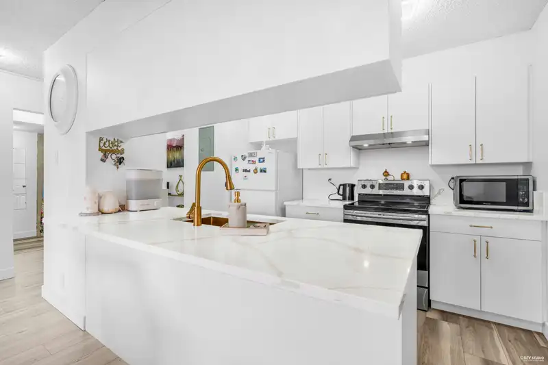 1501 9521 CARDSTON COURT - photo 2 of 17