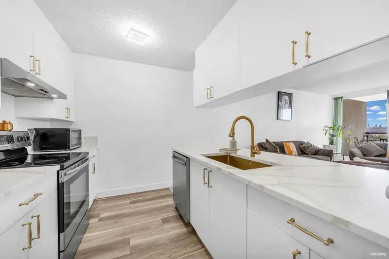 1501 9521 CARDSTON COURT - photo 3 of 17