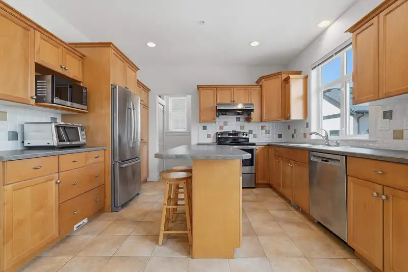 2761 E 53RD AVENUE - photo 4 of 40