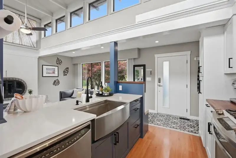 7268 YORK CRESCENT - photo 4 of 40