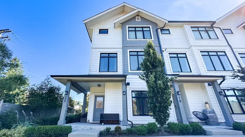 20 17557 100 AVENUE - photo 1 of 25