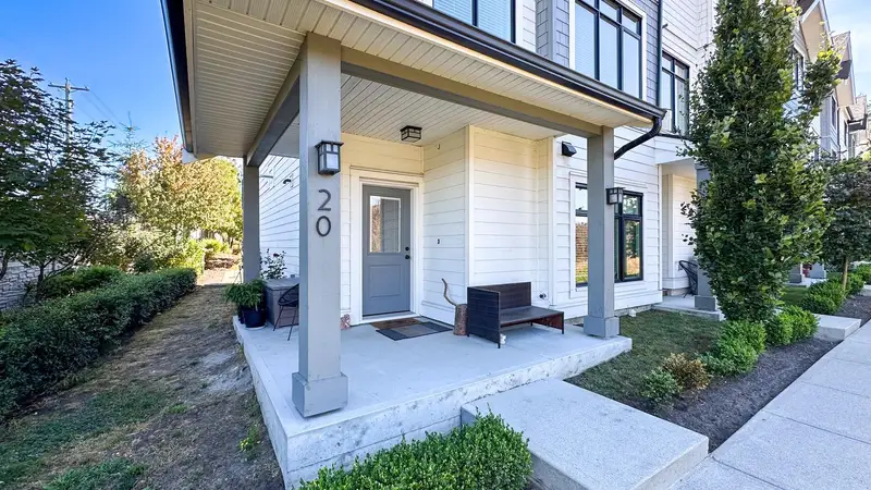 20 17557 100 AVENUE - photo 3 of 25