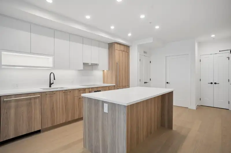 204 8398 OAK STREET - photo 3 of 18