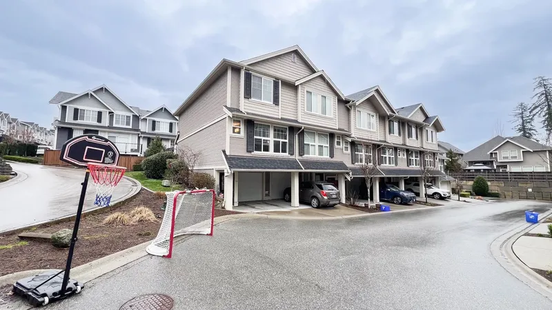 70 20831 70 AVENUE - photo 2 of 25