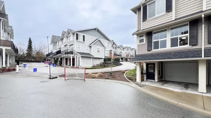 70 20831 70 AVENUE - photo 3 of 25