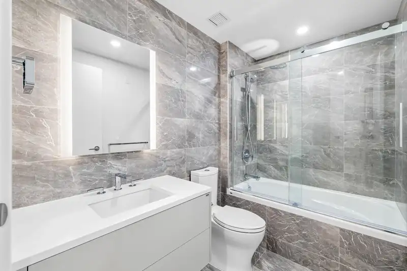 208 1331 MARINE DRIVE - photo 3 of 10