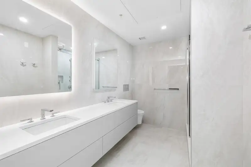 208 1331 MARINE DRIVE - photo 4 of 10