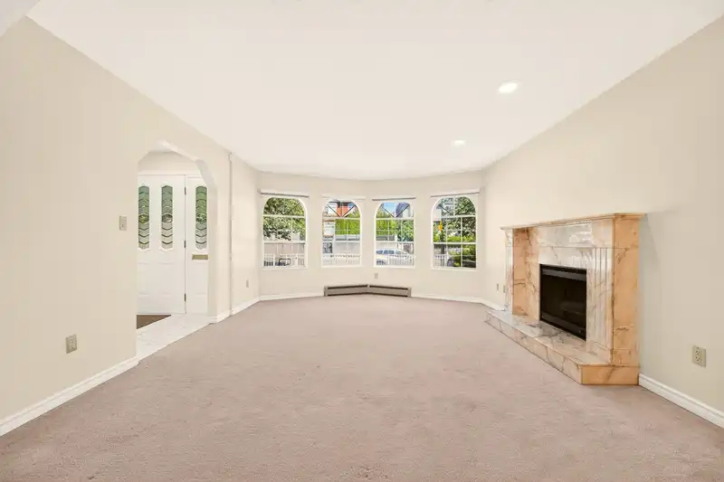 7275 VICTORIA DRIVE - photo 3 of 21