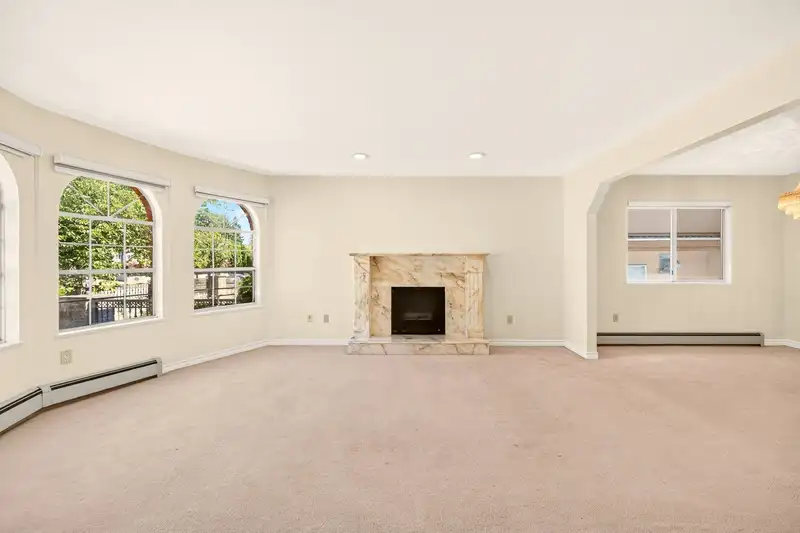 7275 VICTORIA DRIVE - photo 4 of 21