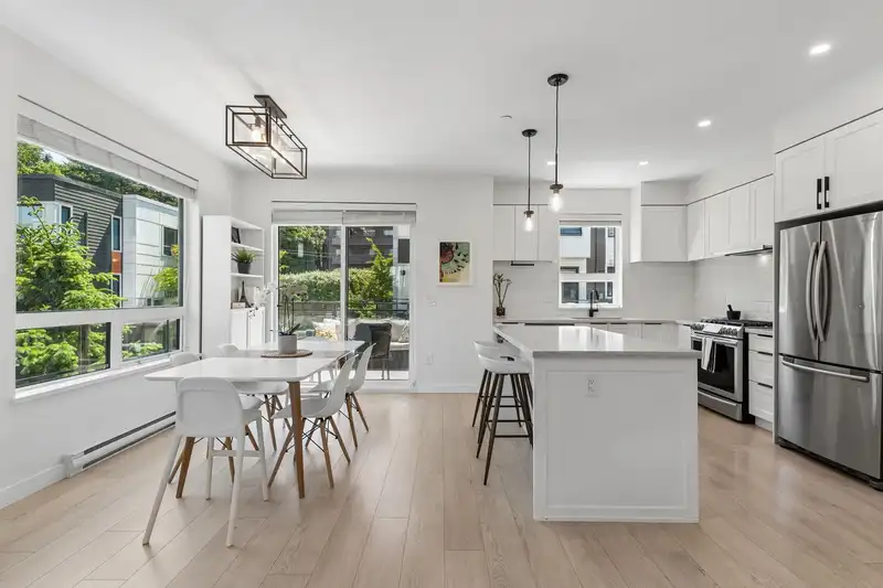 205 3021 ST GEORGE STREET - photo 1 of 40