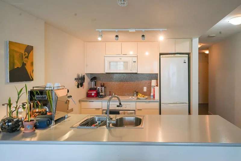 2208 788 HAMILTON STREET - photo 3 of 15