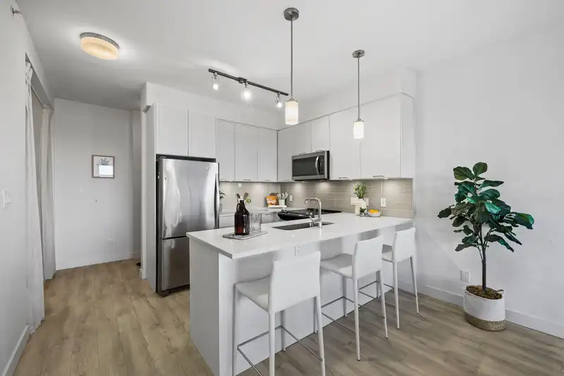 403 828 GAUTHIER AVENUE - photo 2 of 37