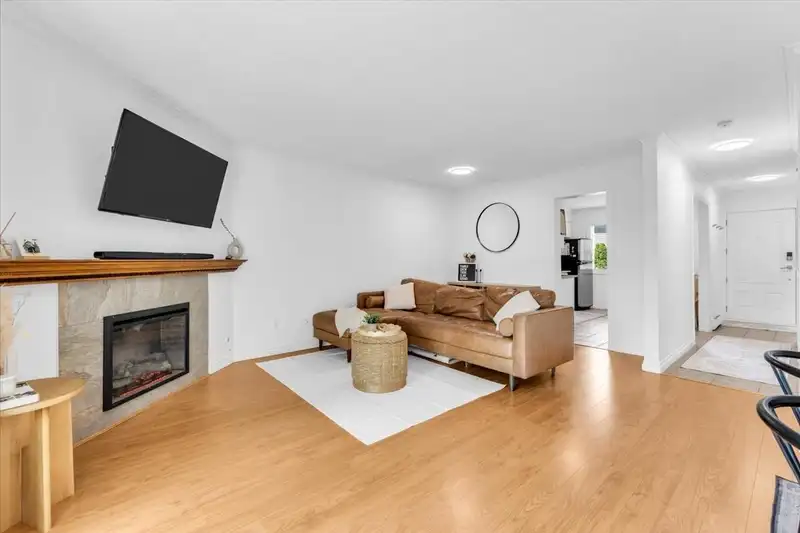 47 3211 SPRINGFIELD DRIVE - photo 4 of 30